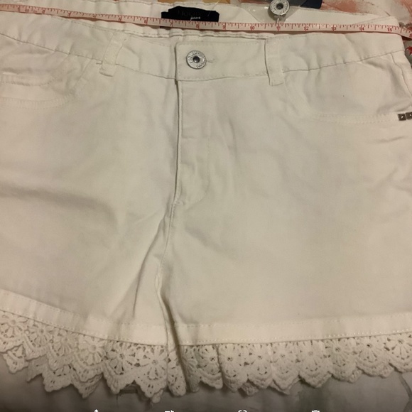 White shorts - Picture 1 of 9